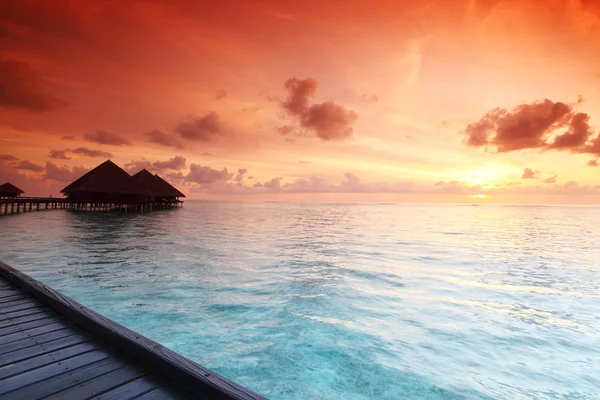 Мальдивские дома на восходе солнца — стоковое фото
