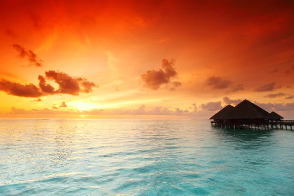 Maledivische Häuser bei Sonnenaufgang — Stockfoto