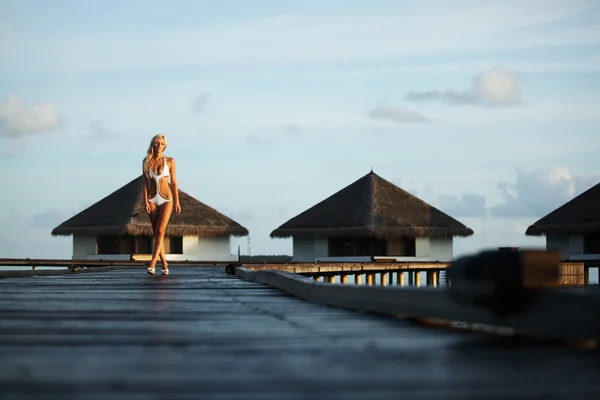 Женщина в платье на мальдивском закате — стоковое фото