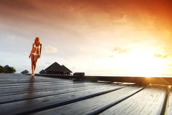 Donna in un vestito sul tramonto maldiviano — Foto Stock