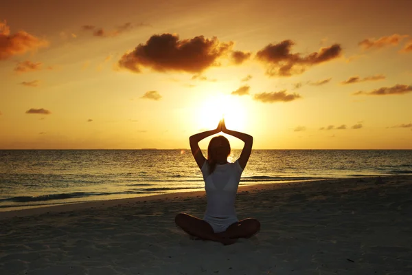 Mujer yoga puesta del sol — Foto de Stock