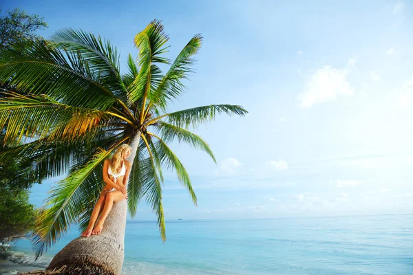 Vrouw op palm — Stockfoto