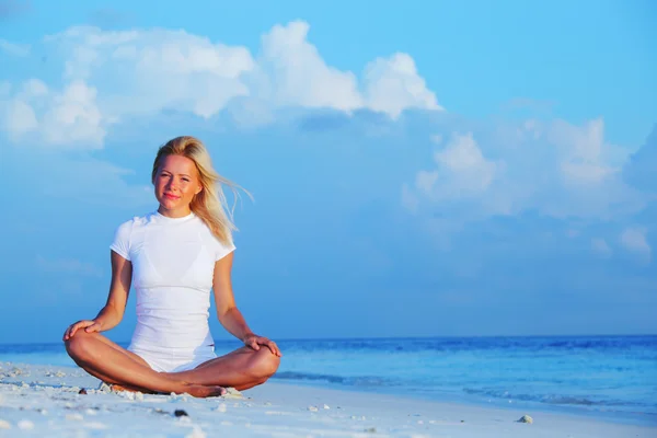 Yoga mujer en la costa del mar —  Fotos de Stock