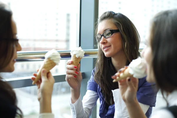 妇女舔冰淇淋 — 图库照片