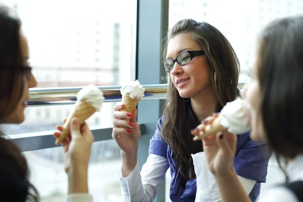 Femmes léchant la crème glacée — Photo