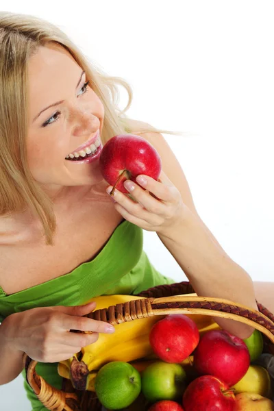 Mujer sostiene una cesta de fruta — Foto de Stock