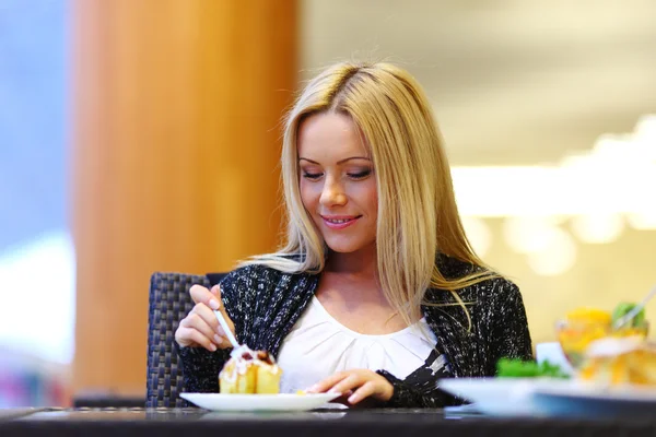 Kvinna äta desert — Stockfoto