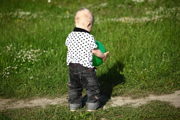 在草丛中的男孩 — 图库照片