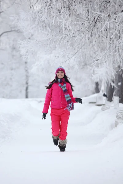 Kobieta w zimowym parku — Zdjęcie stockowe