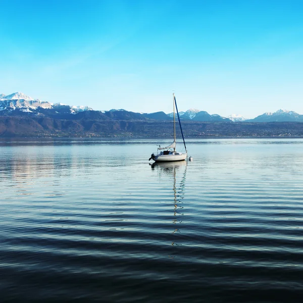 Yate en lago geneva —  Fotos de Stock