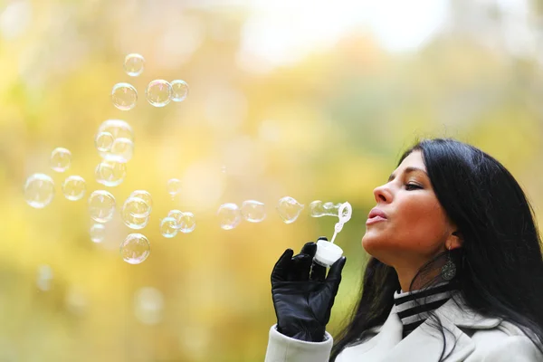 Осенние женщины пускают пузыри — стоковое фото