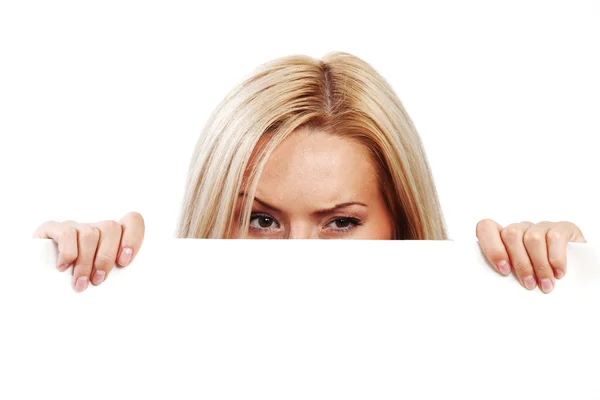 Frau hinter Papier versteckt — Stockfoto