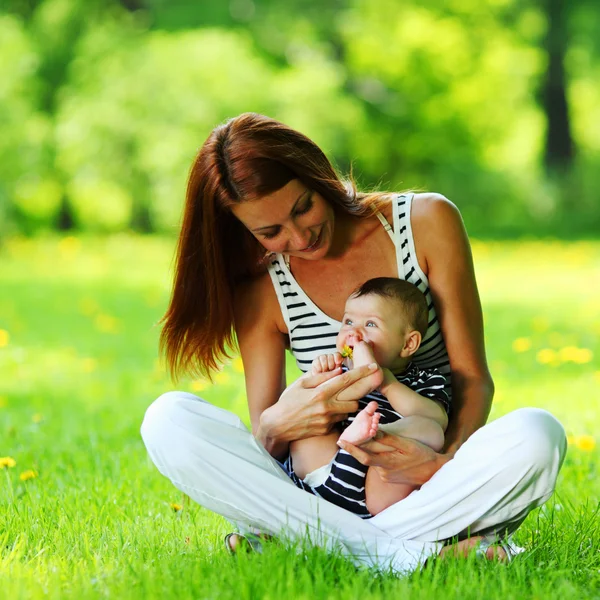 Mère et fille sur l'herbe verte — Photo