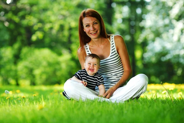 Anne ve kızı yeşil çimenlerin üzerinde — Stok fotoğraf