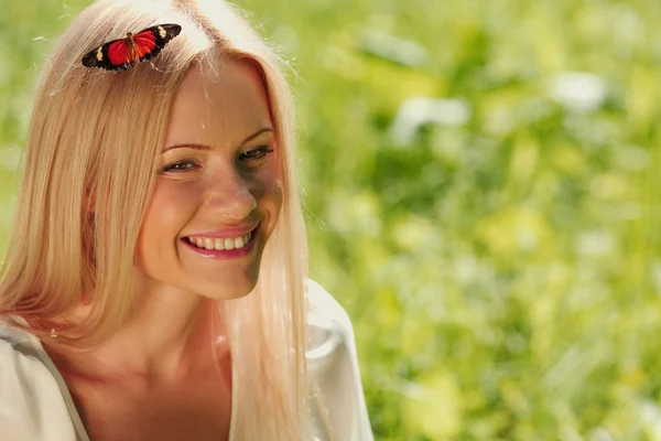 Frau spielt mit einem Schmetterling — Stockfoto