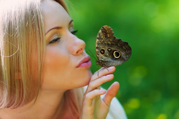 Kvinde leger med en sommerfugl - Stock-foto