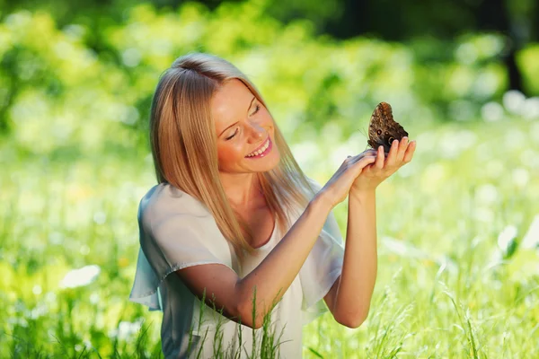 蝶と遊ぶ女性 — ストック写真