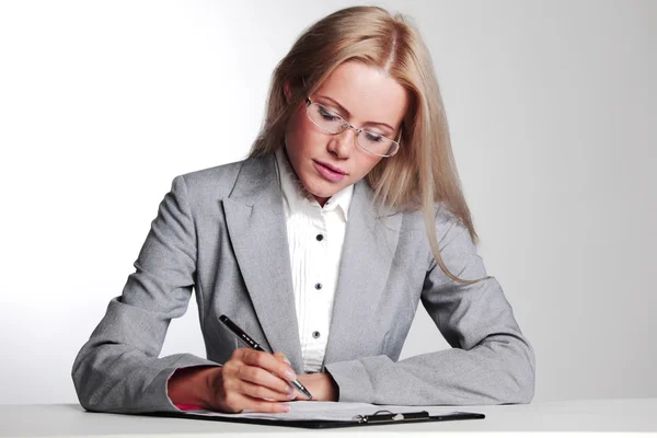 Affärskvinna skriver i anteckningsbok — Stockfoto