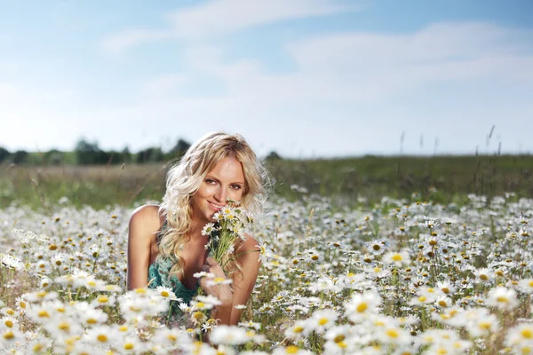 Flicka på fältet daisy blommor — Stockfoto