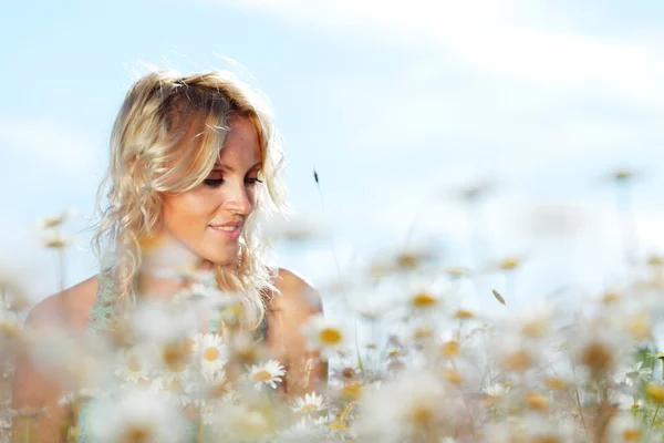 Flicka på fältet daisy blommor — Stockfoto