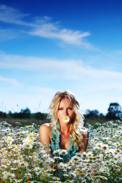 Papatya çiçekleri alan kız — Stok fotoğraf