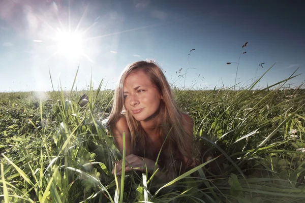 Жінка на зеленій траві — стокове фото