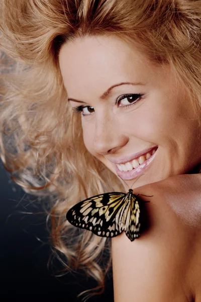 女人和蝴蝶 — 图库照片
