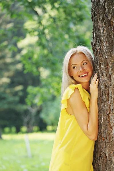 Mulher feliz na floresta — Fotografia de Stock