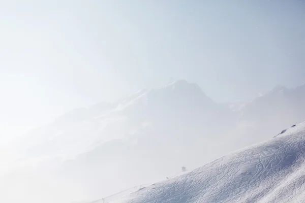 Ski nyomok a hóban — Stock Fotó