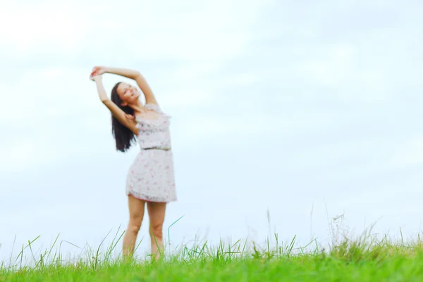 녹색 잔디 필드에 있는 여자 — 스톡 사진