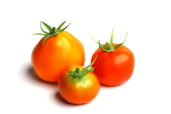 Röd tomat högen på vit — Stockfoto