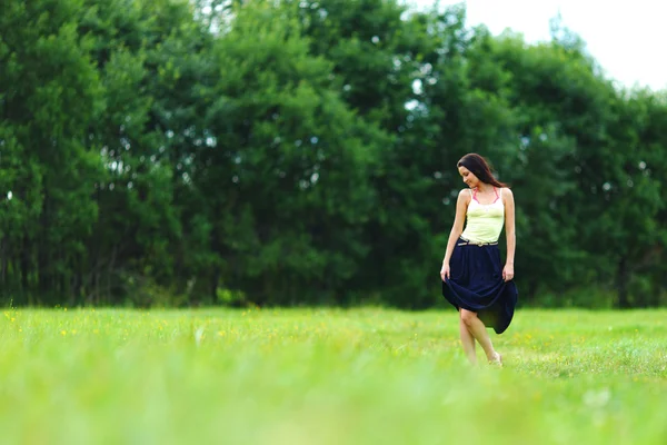 Kvinna på grönt gräs fältet — Stockfoto