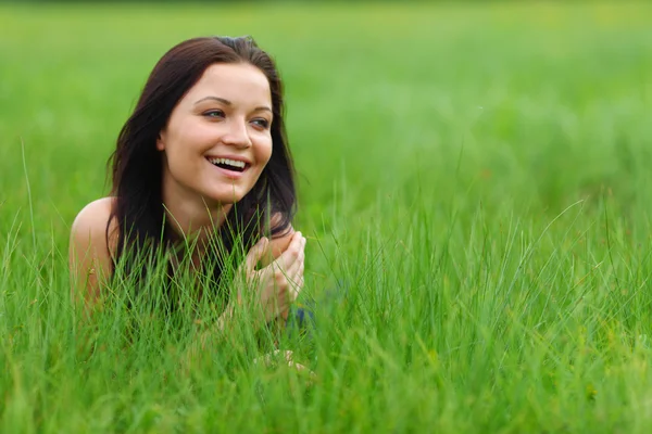 Kobieta na trawie — Zdjęcie stockowe