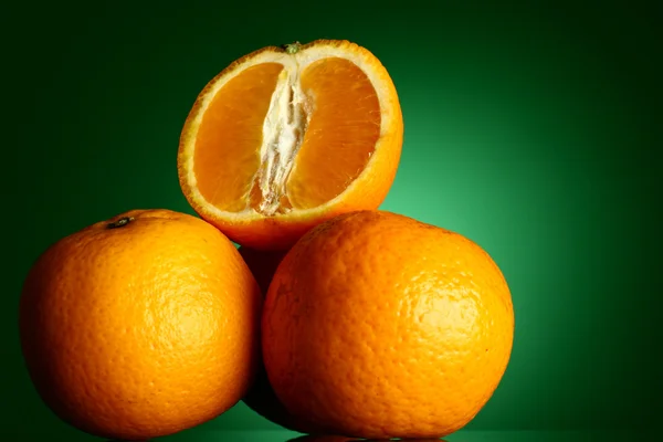 Oranges on green — Stockfoto
