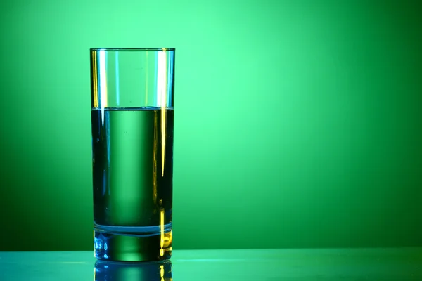 Water op groen — Stockfoto