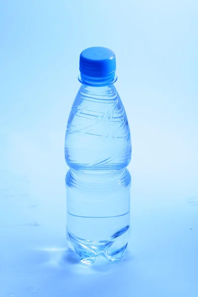 Água azul em garrafa — Fotografia de Stock