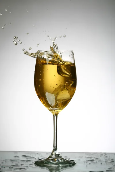 Alcohol splash — Stock Photo, Image