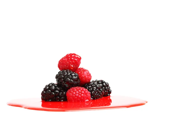 莓果糖浆中的搅拌的桩 — 图库照片