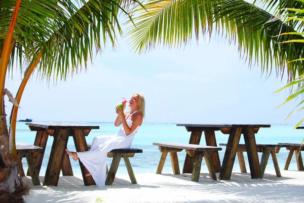 Frau in einem tropischen Café — Stockfoto