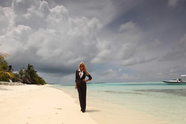 Heureuse femme d'affaires sur la côte de l'océan — Photo