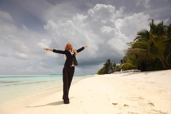 Gelukkig zakenvrouw op de Oceaan kust — Stockfoto