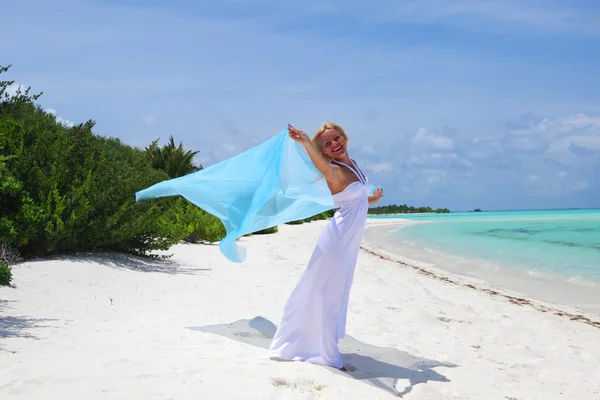 Kvinna på stranden — Stockfoto