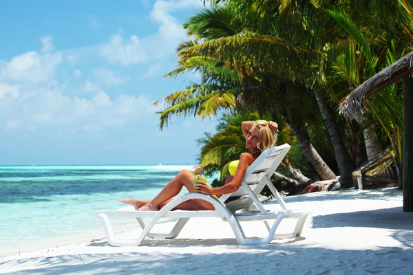 Tropische Frau auf Lounge — Stockfoto