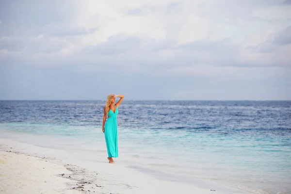 Kvinna vid havet kusten — Stockfoto