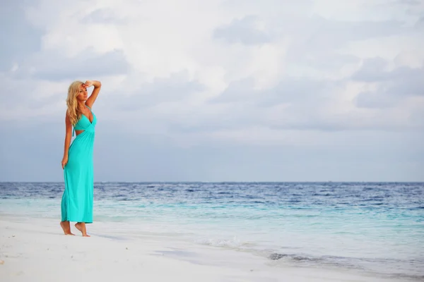 Mulher na costa oceânica — Fotografia de Stock