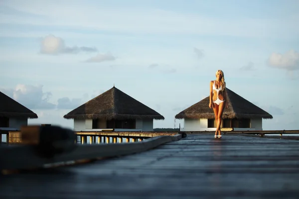 몰디브 일몰에 드레스 여자 — 스톡 사진