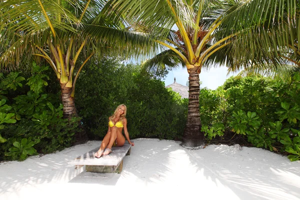 Tropische vrouw op lounge — Stockfoto