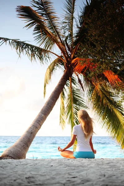 Yoga kvinnan under palm — Stockfoto