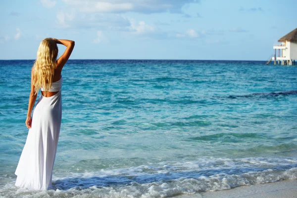 Woman on the ocean coast — Stok fotoğraf