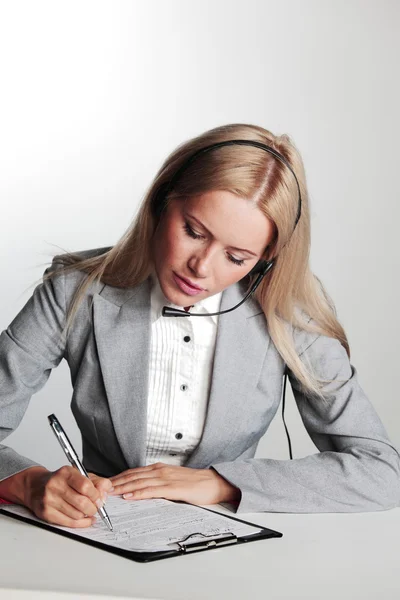 Mujer de negocios escribiendo en cuaderno — Foto de Stock